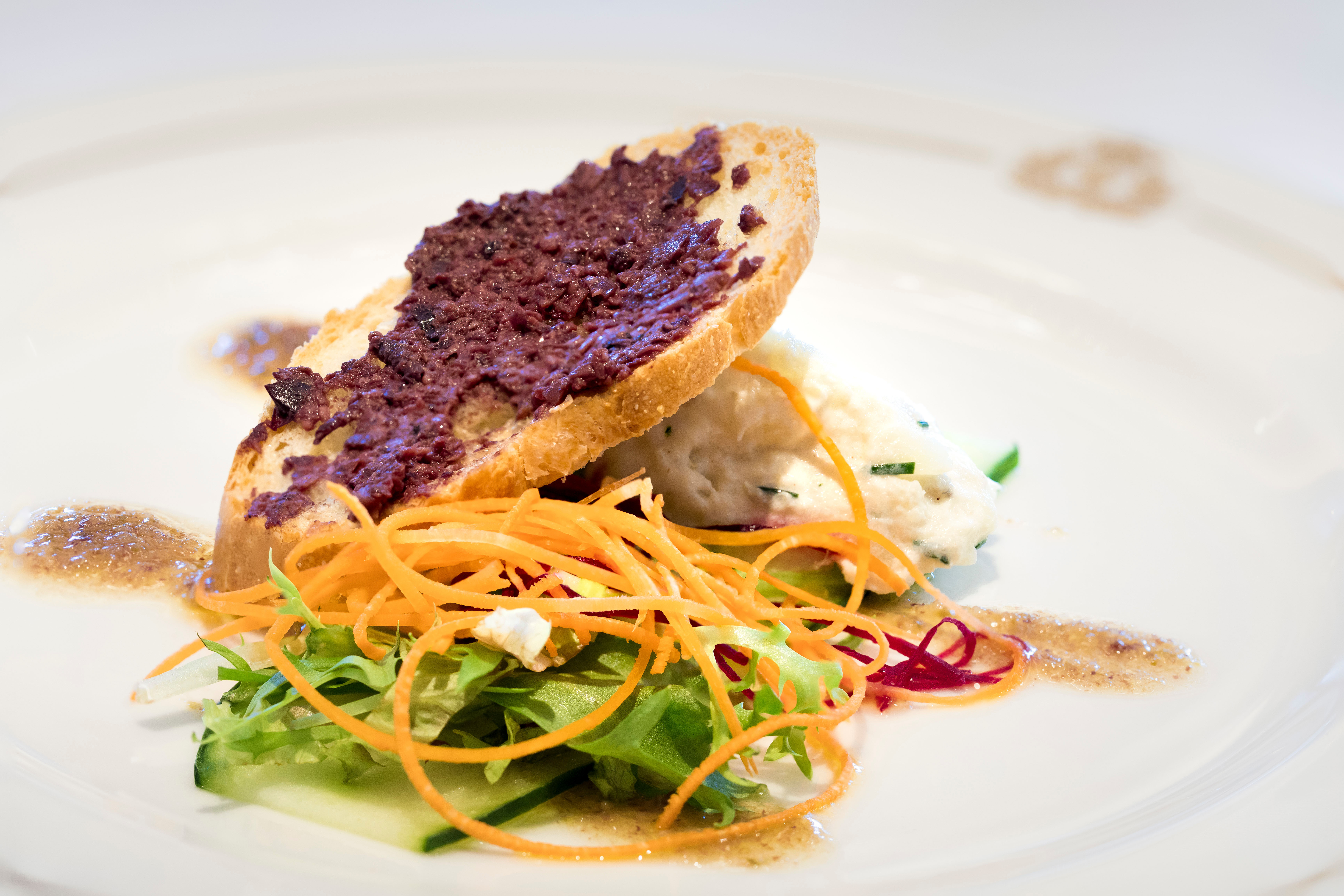 Cunard - Queen Elizabeth - Britannia Club Restaurant 3.jpg